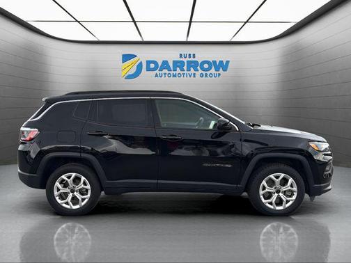Diamond Black Crystal Pearlcoat 2025 Jeep Compass Latitude