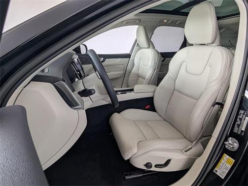 2023 Volvo XC60 B5 Ultimate Bright Theme