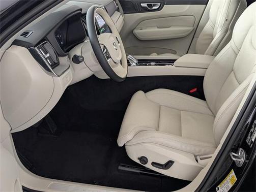 2023 Volvo XC60 B5 Ultimate Bright Theme