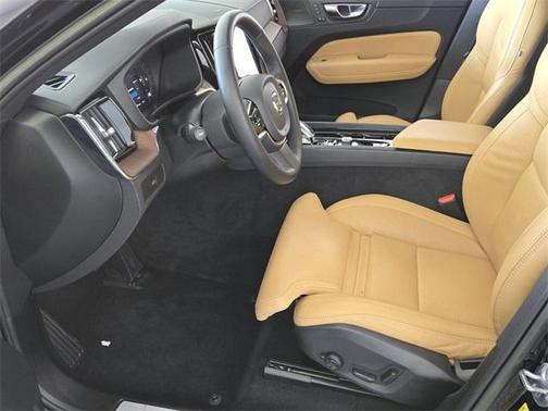 2023 Volvo XC60 B5 Ultimate Dark Theme