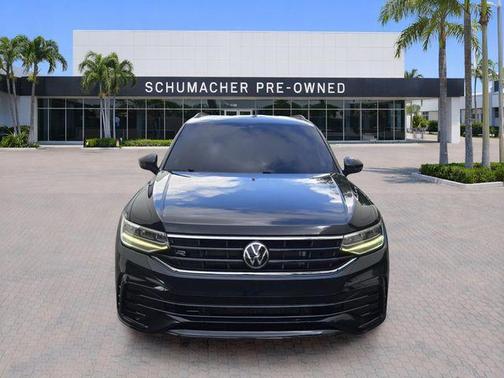 Deep Black Pearl Effect 2022 Volkswagen Tiguan 2.0T SE R-Line Black