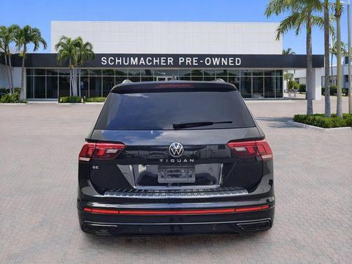 Deep Black Pearl Effect 2022 Volkswagen Tiguan 2.0T SE R-Line Black