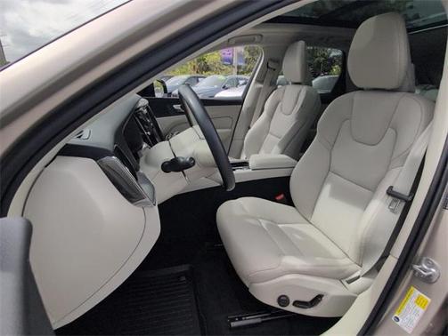 2025 Volvo XC60 Plug-In Hybrid T8 Core