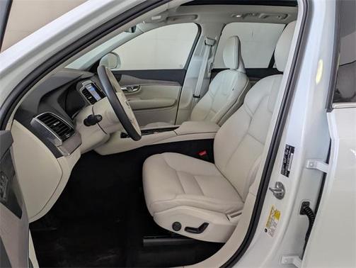 2023 Volvo XC90 B5 Plus