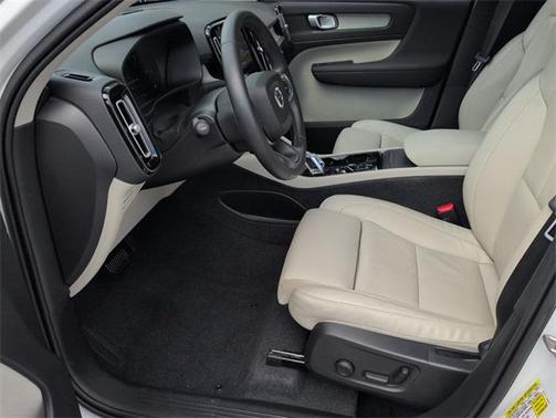 2023 Volvo XC40 B4 Plus Bright Theme