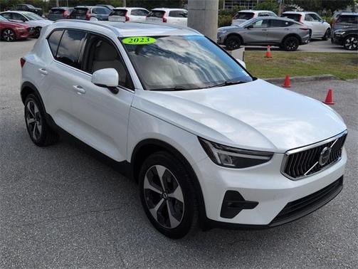 2023 Volvo XC40 B4 Plus Bright Theme