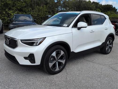 2023 Volvo XC40 B4 Plus Bright Theme