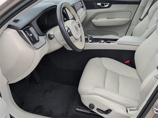 2023 Volvo XC60 B5 Plus Dark Theme