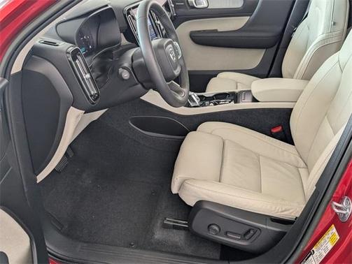 2023 Volvo XC40 B5 Ultimate Bright Theme