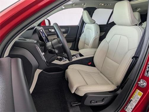 2023 Volvo XC40 B5 Ultimate Bright Theme