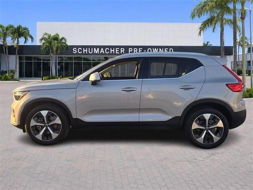2023 Volvo XC40 B4 Plus Bright Theme