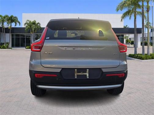 2023 Volvo XC40 B4 Plus Bright Theme