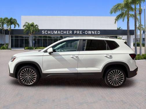Pure White 2025 Volkswagen Taos 1.5T SE