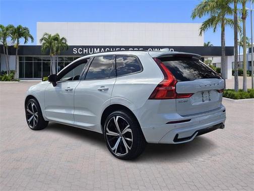 2022 Volvo XC60 B5 R-Design