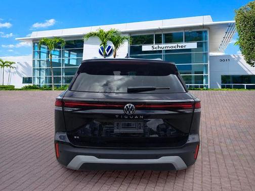 Deep Black 2026 Volkswagen Tiguan 2.0T SE