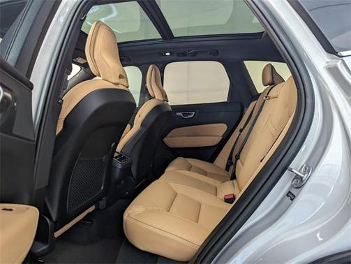 2023 Volvo XC60 B5 Ultimate Bright Theme