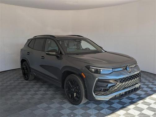 2025 Volkswagen Tiguan 2.0T SE R-Line Black