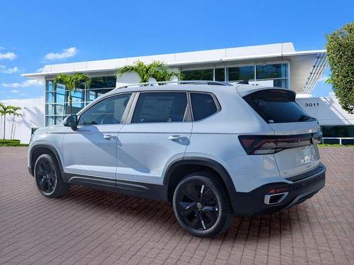 Pure White 2026 Volkswagen Taos 1.5T SE