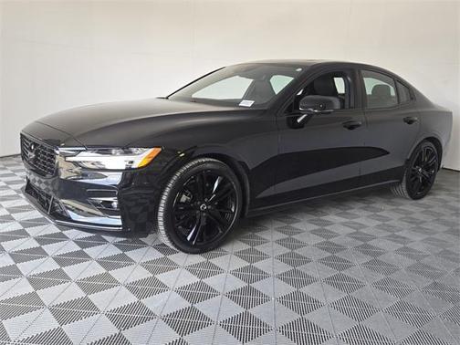 2022 Volvo S60 B5 Black Edition R-Design