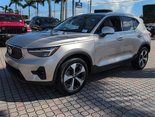 2024 Volvo XC40 B5 Plus Bright Theme