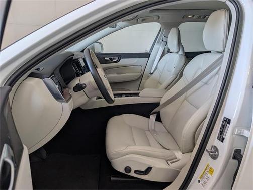 2022 Volvo XC60 B5 Momentum