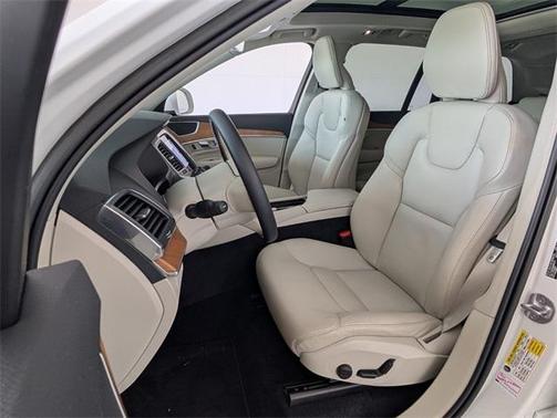 2022 Volvo XC90 T6 Momentum 7 Passenger