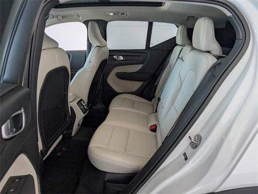 2023 Volvo XC40 B5 Plus Bright Theme