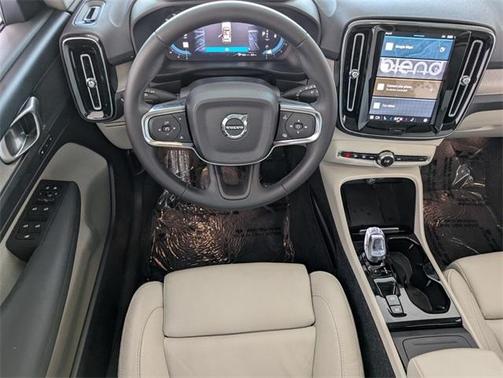 2023 Volvo XC40 B5 Plus Bright Theme