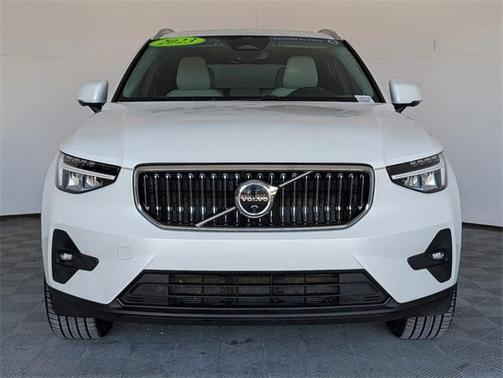 2023 Volvo XC40 B5 Plus Bright Theme