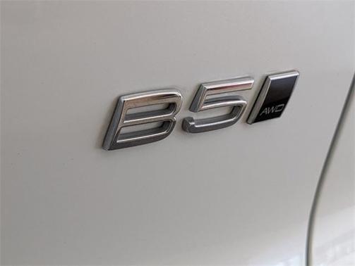 2023 Volvo XC40 B5 Plus Bright Theme