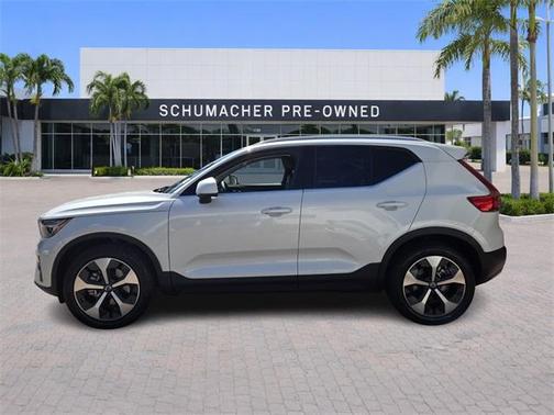 2023 Volvo XC40 B4 Plus Bright Theme