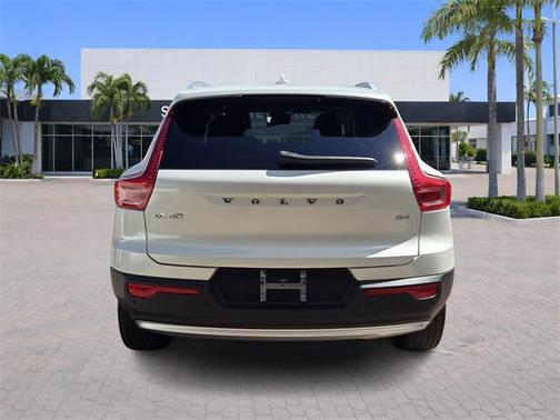 2023 Volvo XC40 B4 Plus Bright Theme