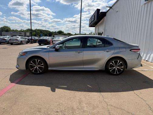 Celestial Silver Metallic 2020 Toyota Camry SE