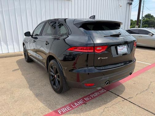 Ultimate Black Metallic 2017 Jaguar F-PACE 35t Prestige