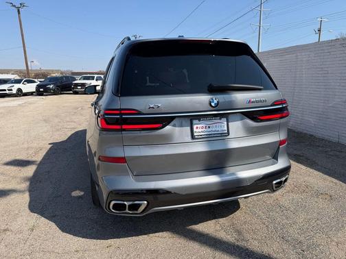 2023 BMW X7 M60i