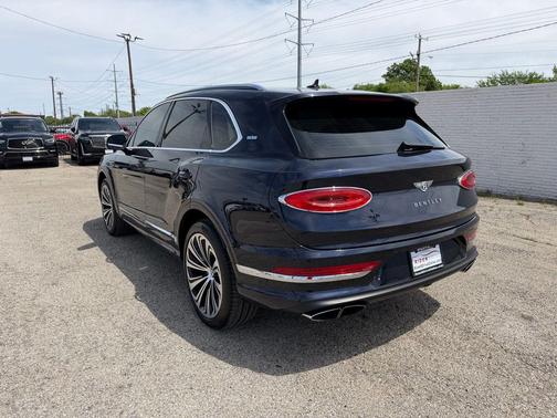 Light Sapphire 2021 Bentley Bentayga V8