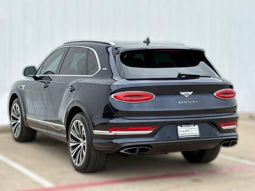 Light Sapphire 2021 Bentley Bentayga V8