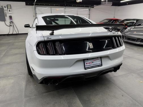 2017 Ford Shelby GT350 Base