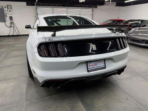 2017 Ford Shelby GT350 Base