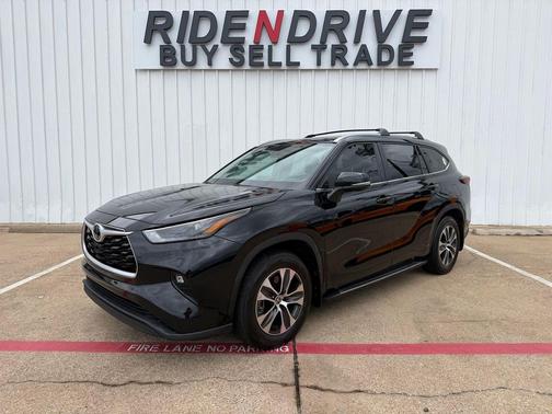 Midnight Black Metallic 2024 Toyota Highlander XLE
