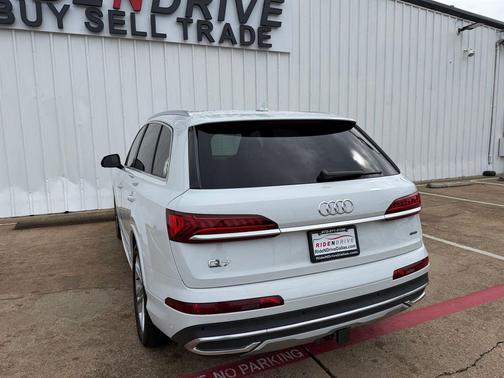 Glacier White Metallic 2021 Audi Q7 55 Prestige