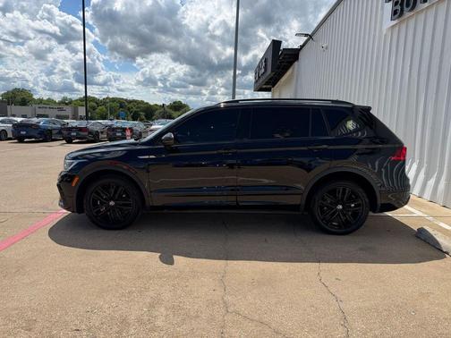 Deep Black Pearl 2022 Volkswagen Tiguan 2.0T SE R-Line Black
