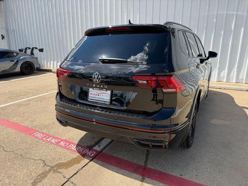 Deep Black Pearl 2022 Volkswagen Tiguan 2.0T SE R-Line Black