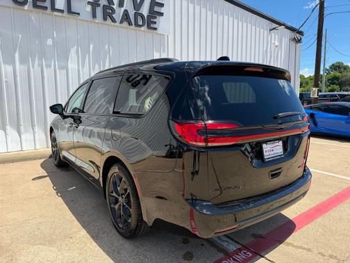 Diamond Black Crystal Pearlcoat 2025 Chrysler Pacifica Limited
