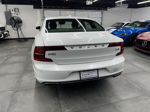 2019 Volvo S90 T6 Momentum