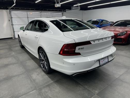 2019 Volvo S90 T6 Momentum
