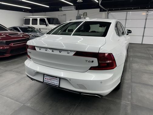 2019 Volvo S90 T6 Momentum