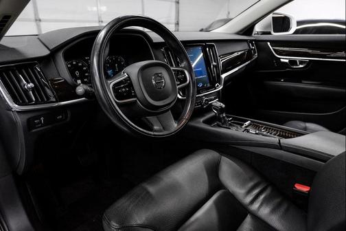 2019 Volvo S90 T6 Momentum