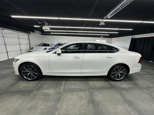 2019 Volvo S90 T6 Momentum