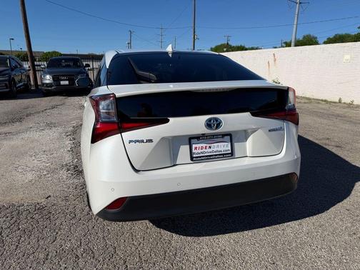 Blizzard Pearl 2019 Toyota Prius LE